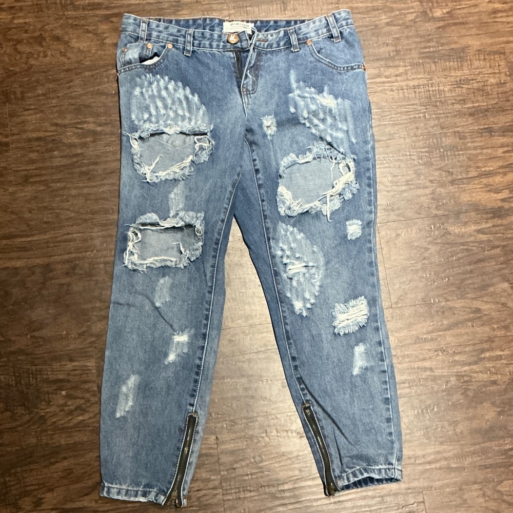 Trendy Distressed Ankle Jeans with Zipper Accents